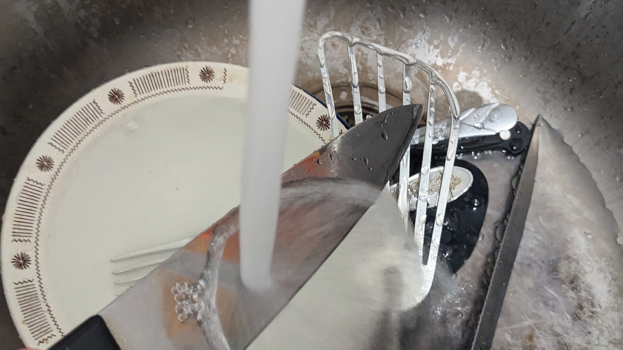 Главная картинка новости: Намазали и смыли: даже старые ножи будут острее клинка – гениальный лайфхак