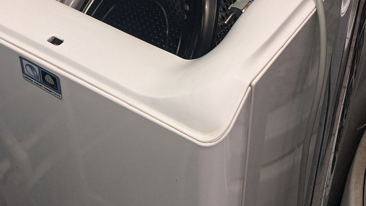 Главная картинка новости: Колпачок в барабан — и стиральная машина как из магазина: вся грязь выйдет черными хлопьями