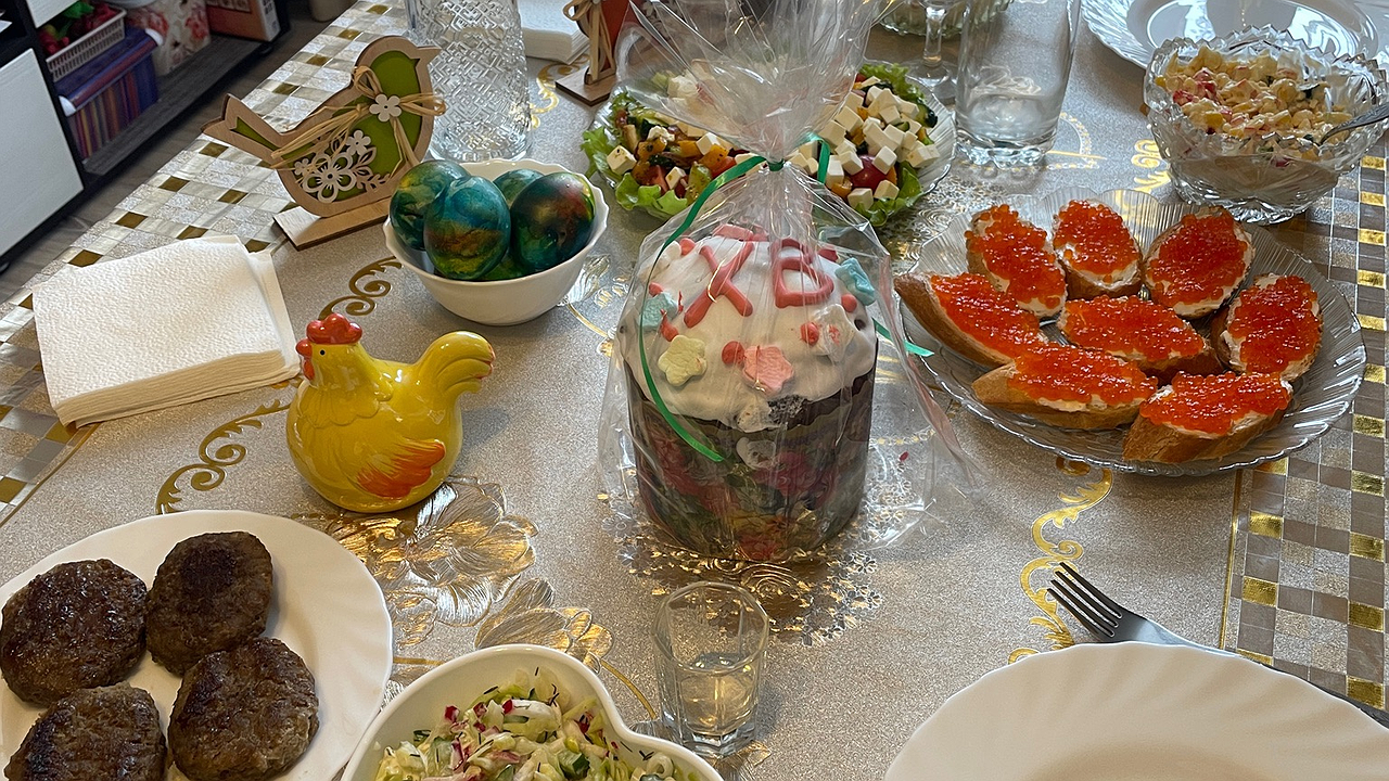 Главная картинка новости: Все ждут, пока вы уйдете: эти три привычки в гостях выдают очень низкий интеллект