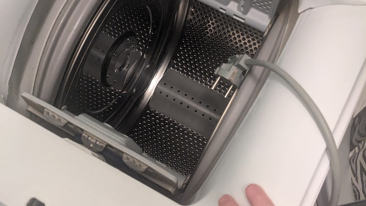 Главная картинка новости: Вот почему в манжете «стиралки» собирается вода: одно движение — и проблемы больше нет, больше вытирать ничего не надо