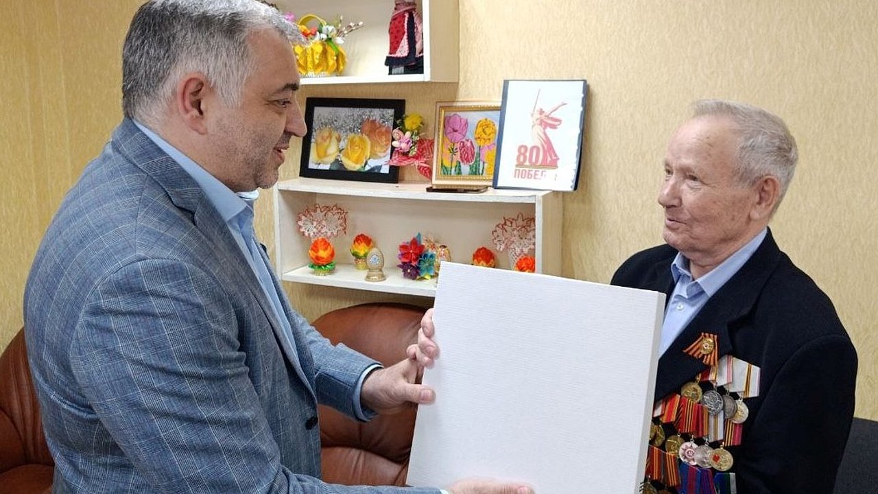 Главная картинка новости: ЛУКОЙЛ и администрация Усинска поздравили ветеранов в канун Дня Победы