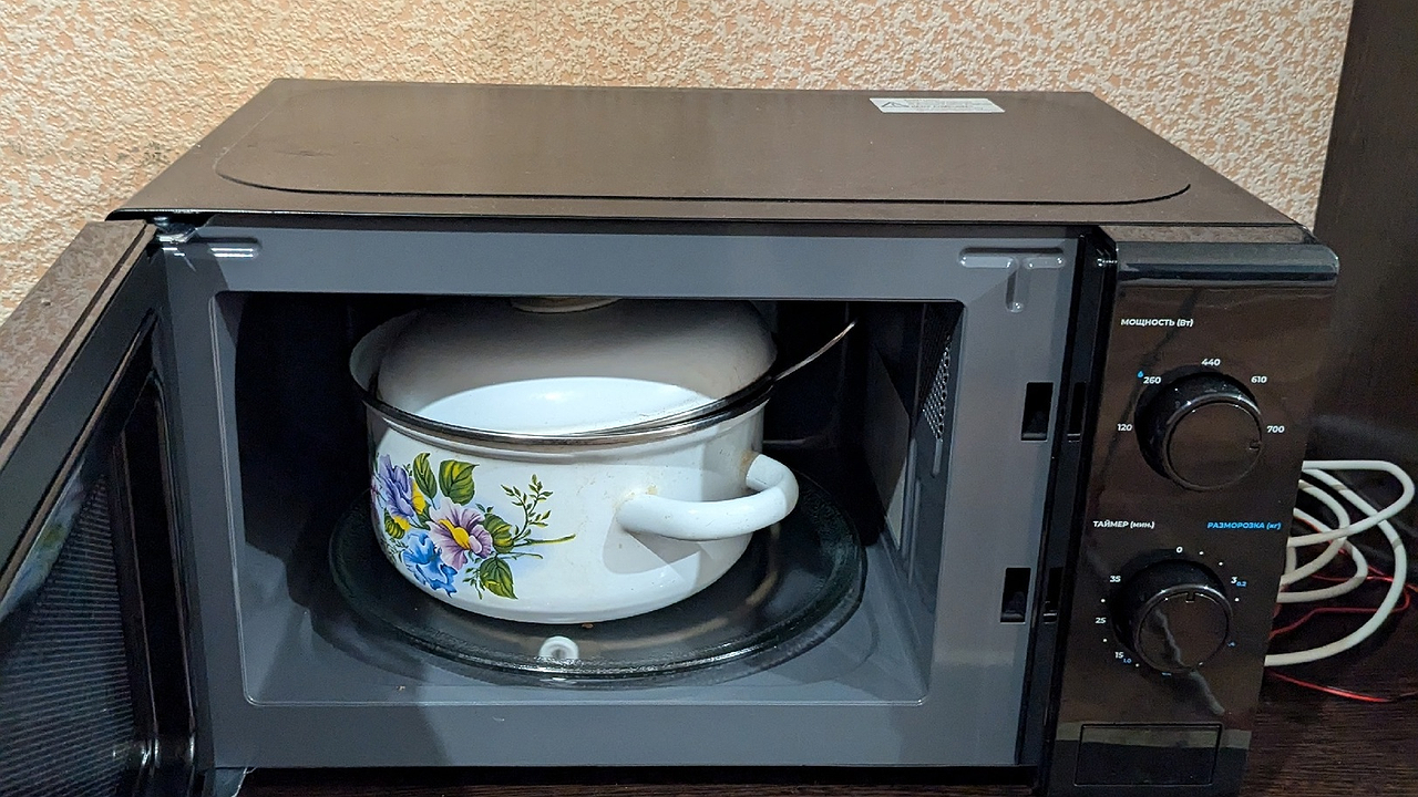 Главная картинка новости: Врачи бьют тревогу: эти 6 продуктов превращаются в яд в микроволновке