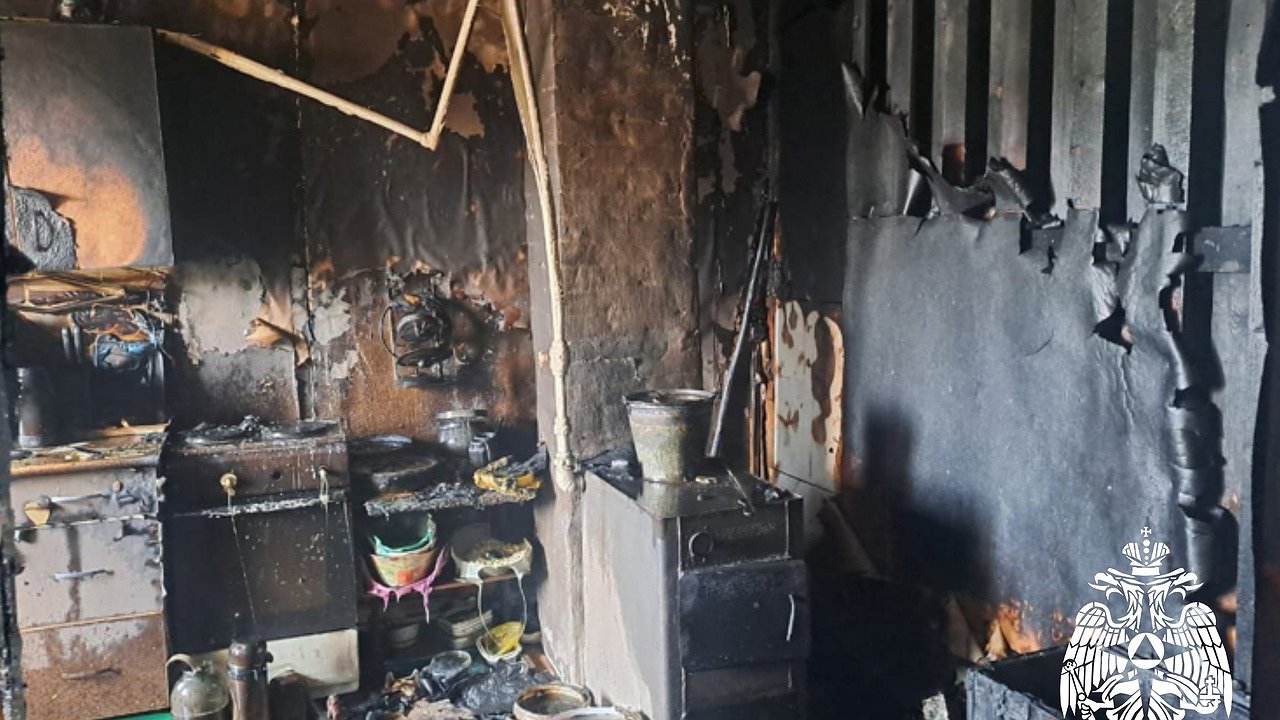 Главная картинка новости: В Усинске сгорела баня, а в Печоре дом