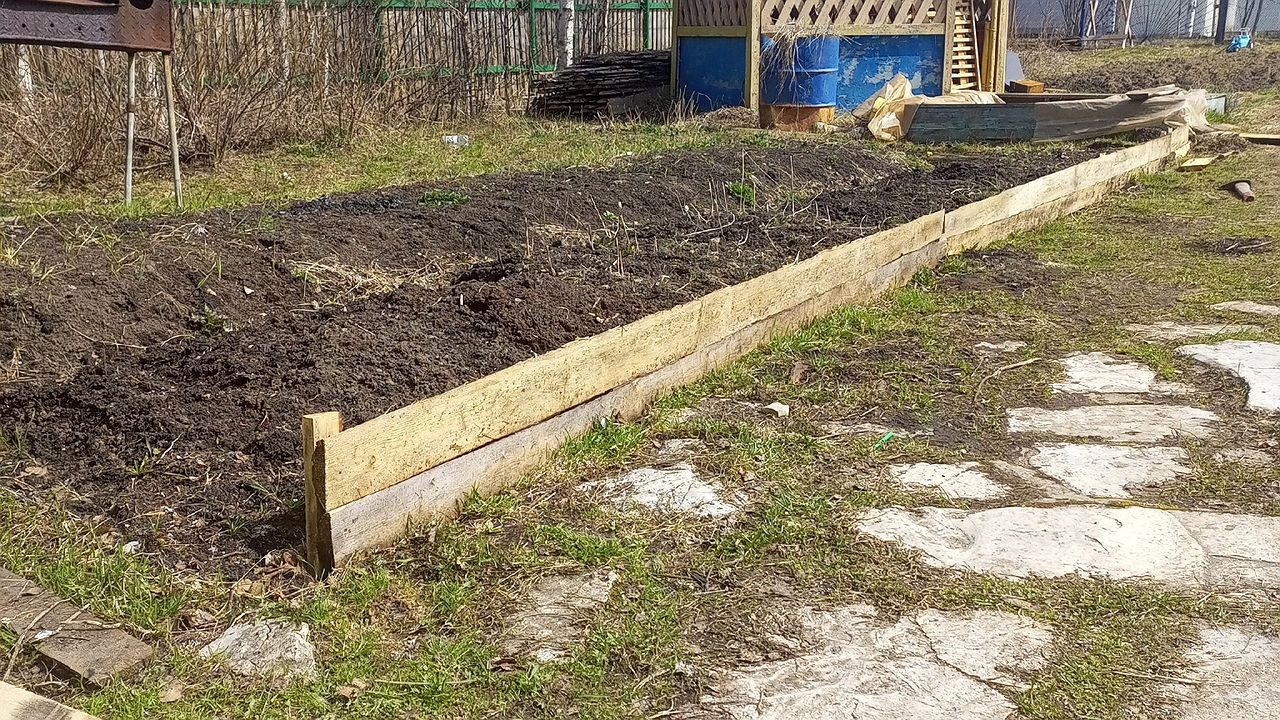 Главная картинка новости: Сорняки завянут все разом: разведите стакан на ведро и полейте вечером - больше не узнаете свой огород