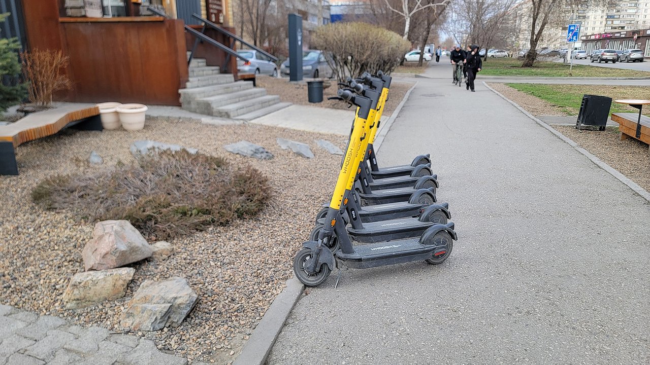 Главная картинка новости: В Коми самокатчик скрылся после наезда на пятилетнюю девочку на тротуаре