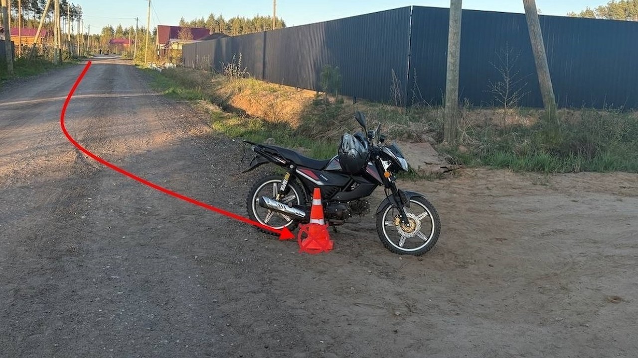 Главная картинка новости: В Коми 13-летний мальчик на мопеде перевернулся на дороге