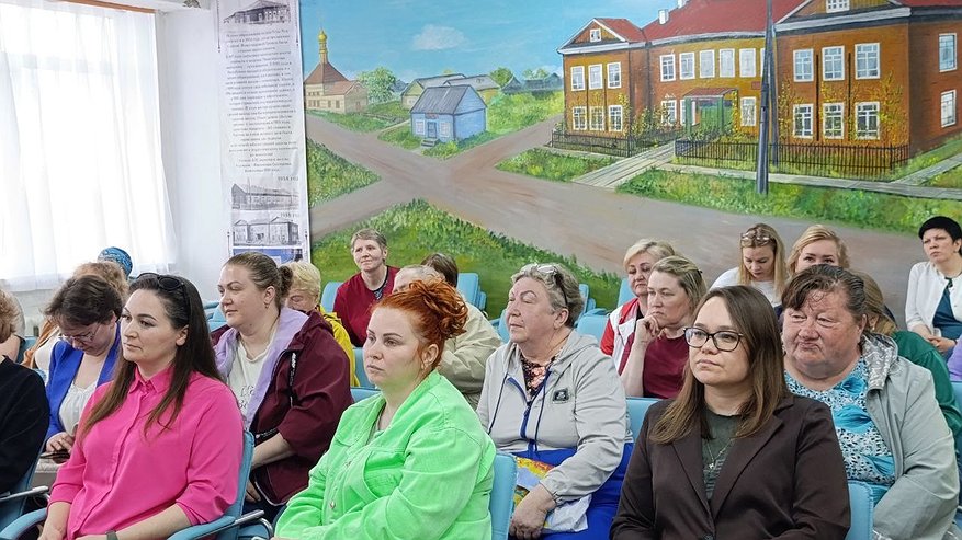 Главная картинка новости: Глава Усинска обсудил с жителями Усть-Усы и Новикбожа ремонт дорог и газификацию 