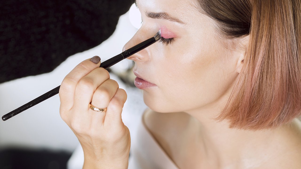 Главная картинка новости: 2 капли в сухую тушь — и она снова красит, как из магазина: экономный трюк для каждой красавицы