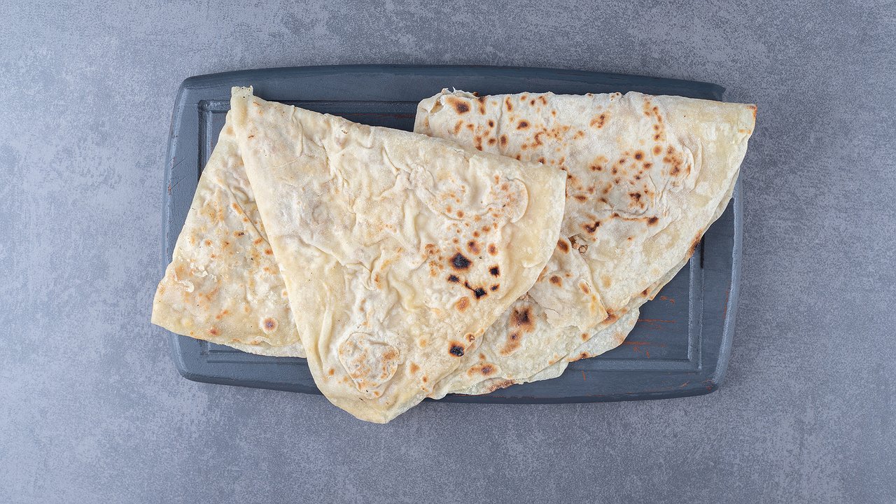 Главная картинка новости: Быстро, просто и очень вкусно: берем лаваш и готовим вкуснейшие рулетики —  сметут со стола, моргнуть не успеете