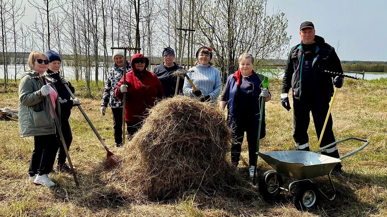 Главная картинка новости: Усинск преобразился: жители вышли на второй этап общегородского субботника