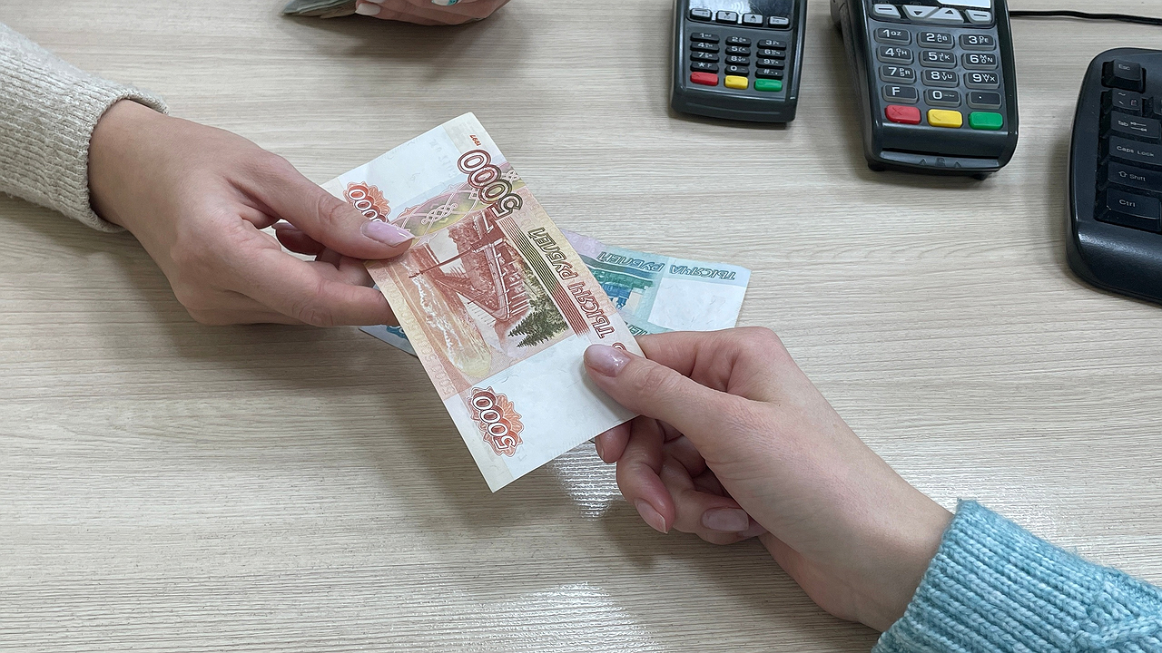 Главная картинка новости: Только неработающим. Пенсионерам дадут один раз по 10 000 рублей уже в июне