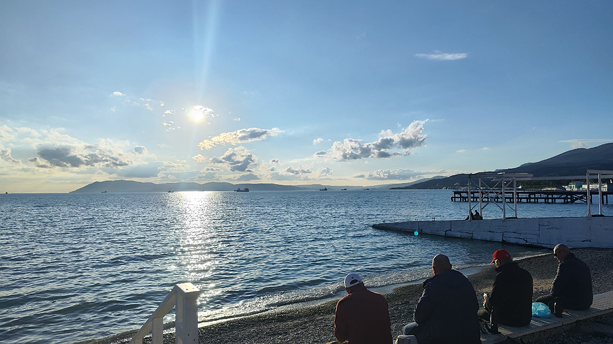 Главная картинка новости: «Чистое море, белоснежный песок и фрукты за копейки»: отпускники делятся отзывами о райском отдыхе в Абхазии-2025