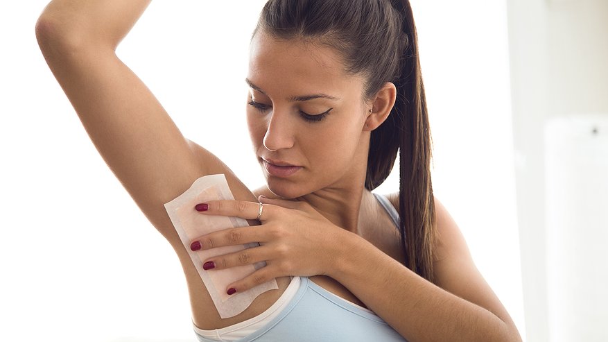 Главная картинка новости: Смочите тампон и протрите подмышки: избавитесь от запаха пота на весь день — лайфхак на лето с советских времен