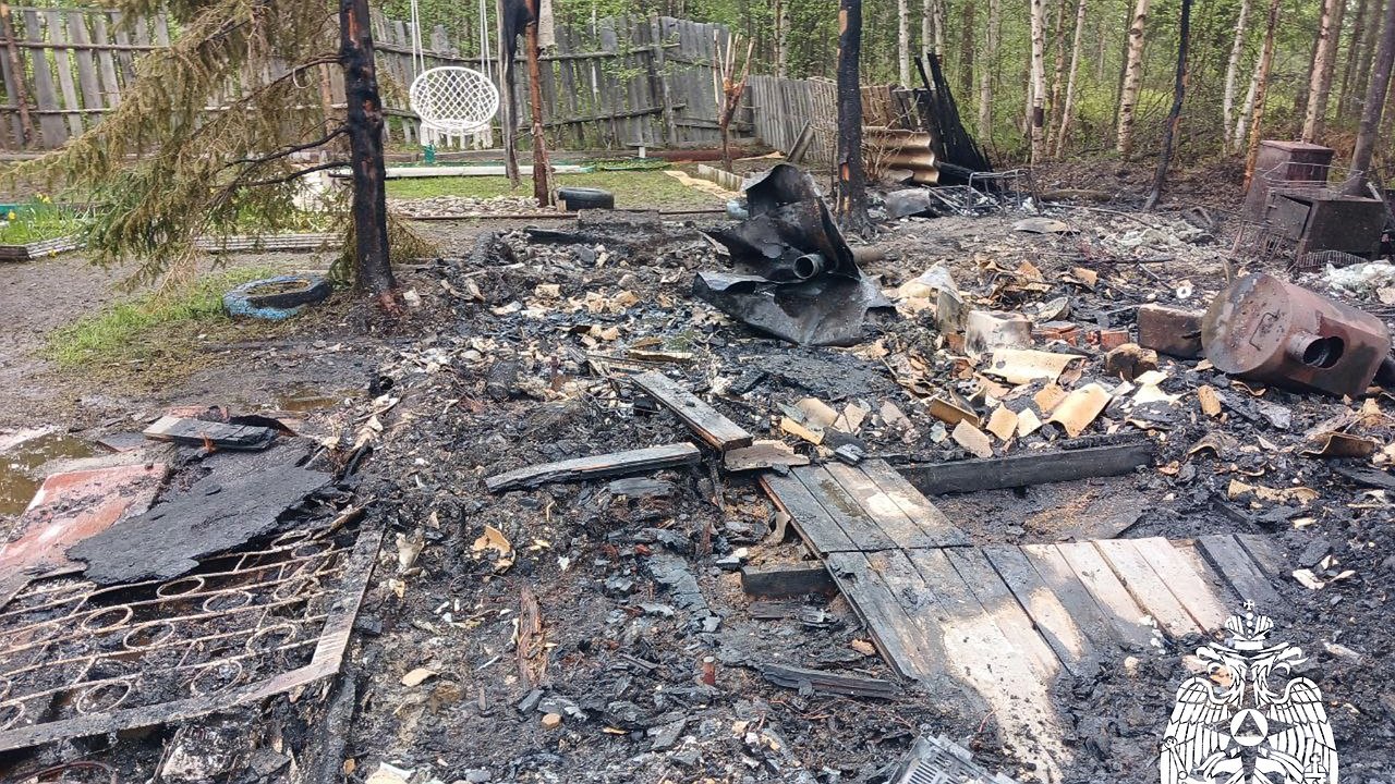 Главная картинка новости: В Усинске сгорел садовый дом
