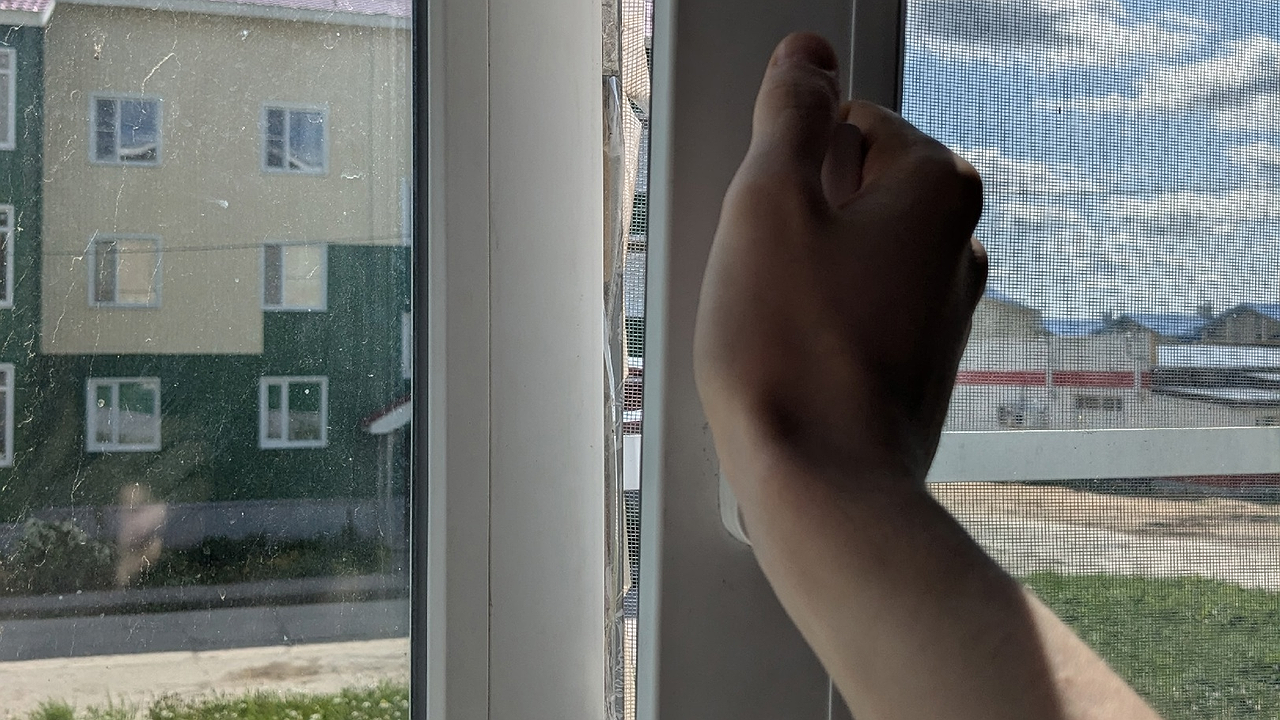 Главная картинка новости: На окна больше ничего не клею и кондиционер не включаю: стащила идею у южан - дома свежо даже в дьявольскую жару