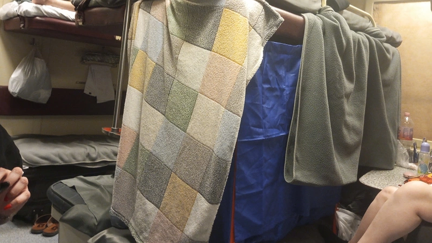 Главная картинка новости: Россиянка выкупила целое купе в поезде РЖД за 50 000 рублей: что ей говорили попутчики — райское путешествие стало "адом" на яву