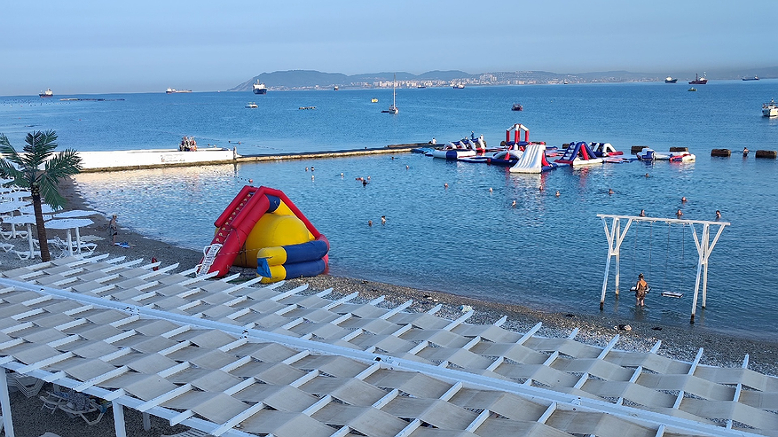 Главная картинка новости: Купаться просто невозможно, люди просто сидят на берегу: Черное море преподнесло неприятный сюрприз отдыхающим