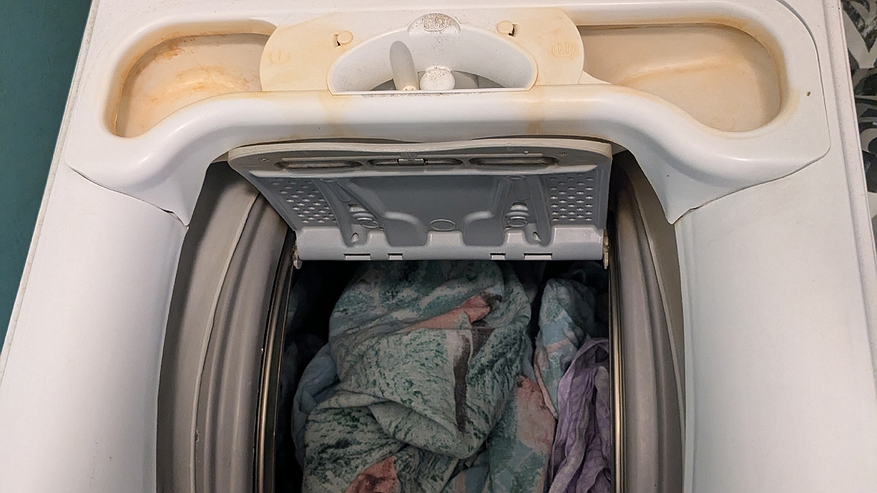 Главная картинка новости: Почему вещи в машинке перестали отстирываться - оказалось, что большинство хозяек сыпят порошок не в тот отсек