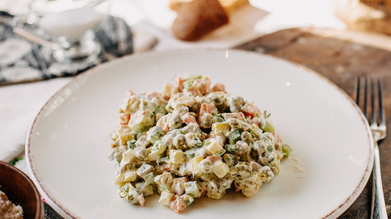 Главная картинка новости: Салат «Обжорка» - просто и быстро: 4 ингредиента, а вкус шокирующий – его сметут со стола самым первым