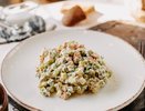 Салат «Обжорка» - просто и быстро: 4 ингредиента, а вкус шокирующий – его сметут со стола самым первым