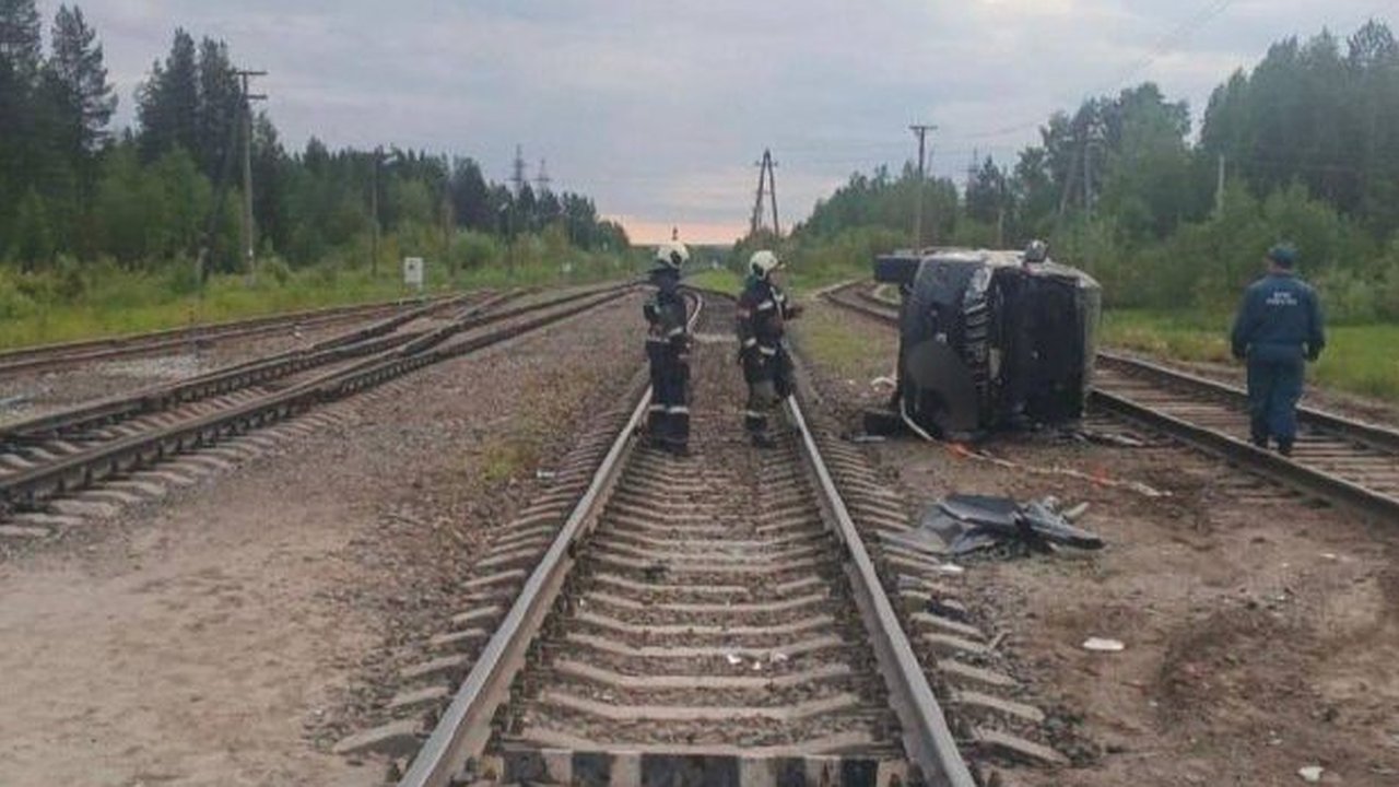 Главная картинка новости: В Коми лихач на авто протаранил грузовой поезд на переезде