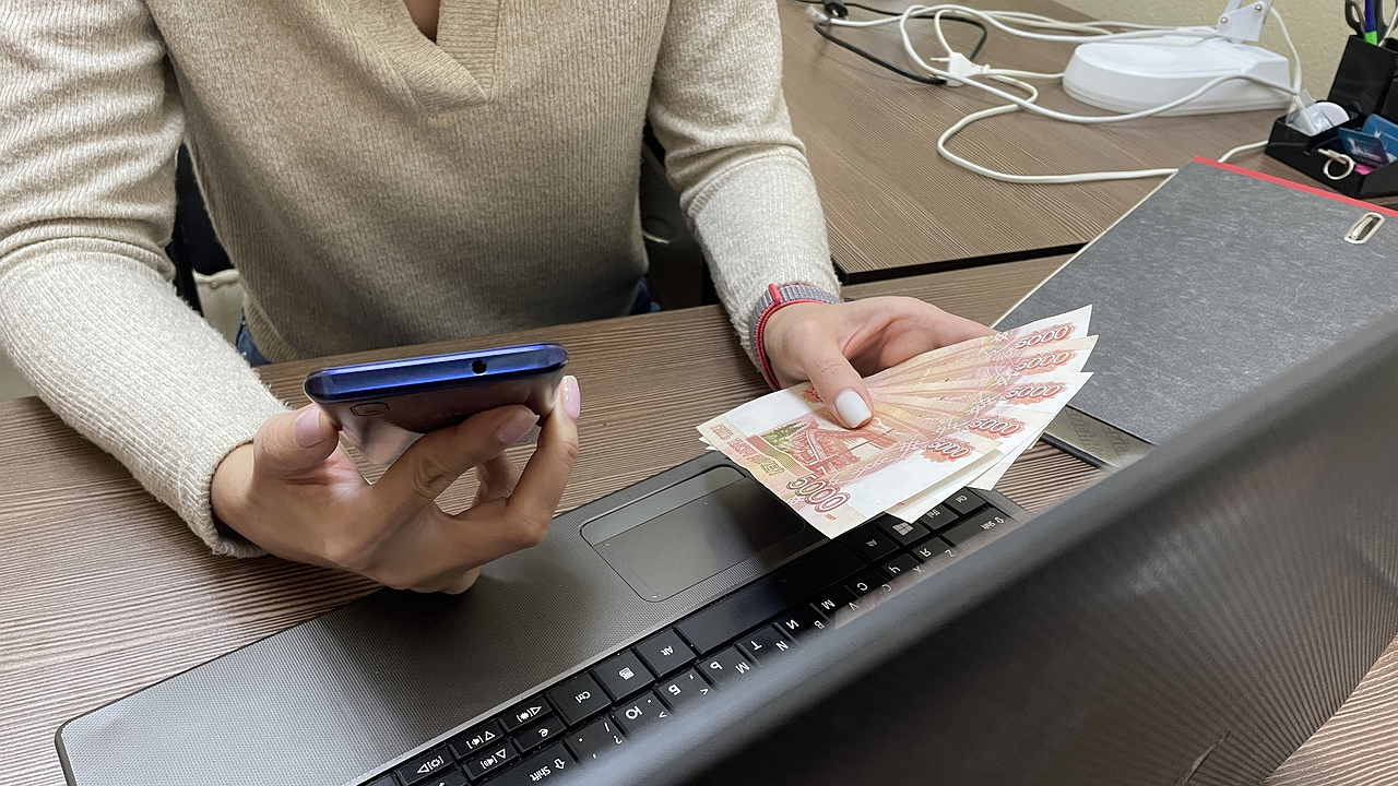 Главная картинка новости: С 1 июля перевод денег друзьям и родственникам под запретом: что нельзя писать, чтобы не остаться без банковской карты навсегда