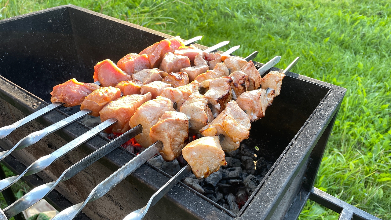 Главная картинка новости: Вот как грузины маринуют мясо для шашлыка - забудьте об уксусе, майонезе и соевом соусе. Аж тает во рту