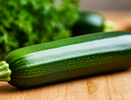 Кабачки летом не жарю и не запекаю: закуска к мясу за 15 минут - гости сметают с тарелок и просят добавки