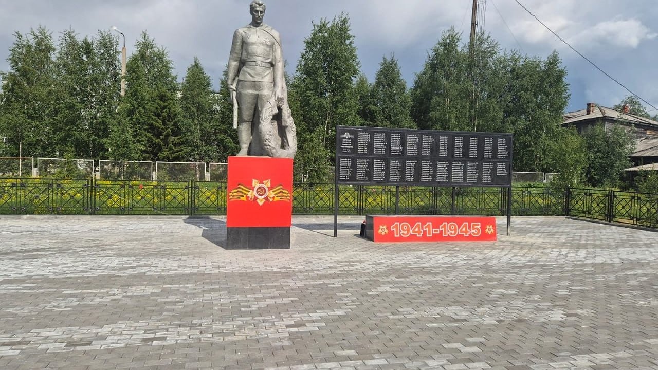 Главная картинка новости: Мемориал "Воин с венком" обрел новую жизнь в усинском селе