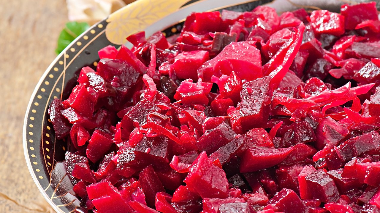 Главная картинка новости: Научили готовить идеальный винегрет - вот каким он должен быть: 4 хитрости и особый винегретный соус. Век живи, век винегрет готовь