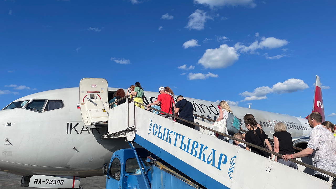 Главная картинка новости: Стюардесса рассказала, почему в самолет ни в коем случае нельзя надевать джинсы и кроссовки