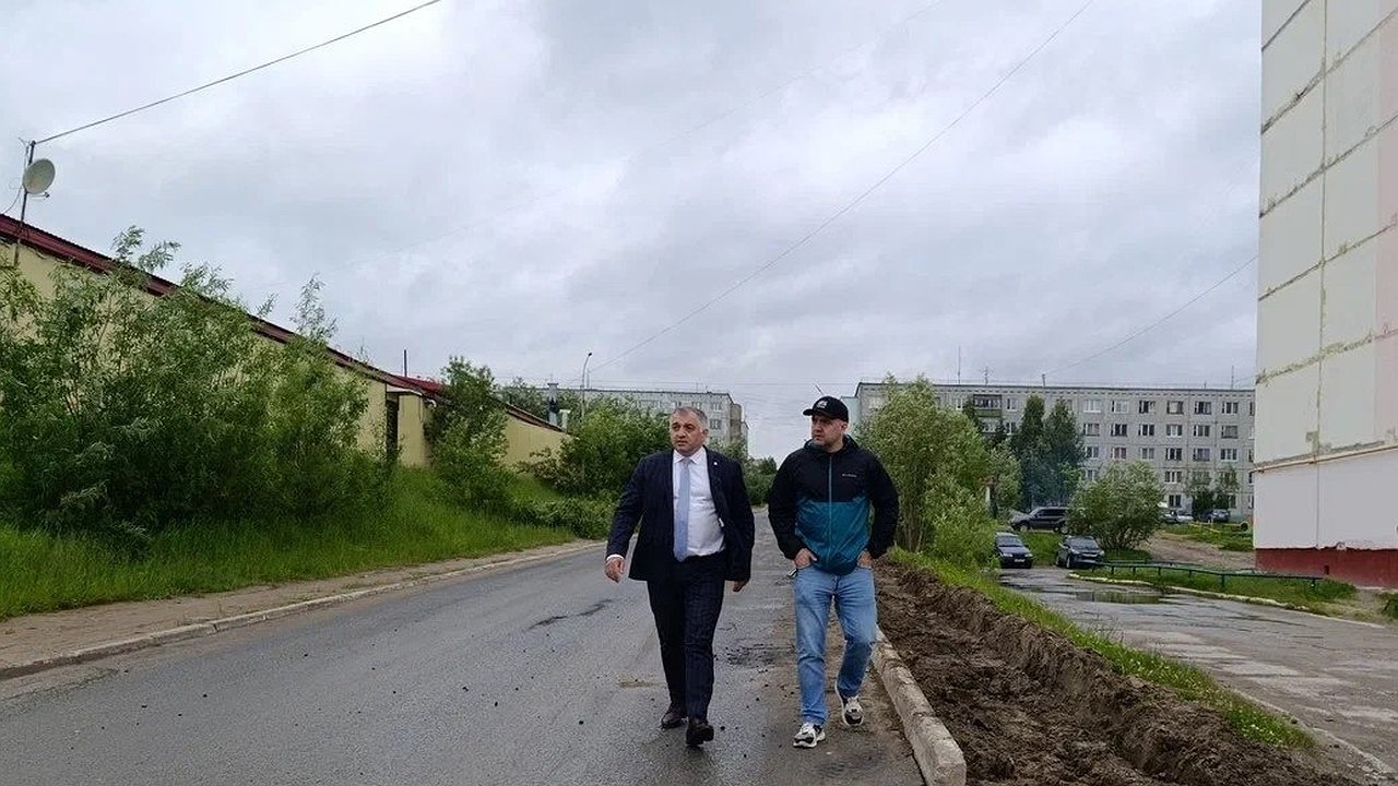 Главная картинка новости: Первый двор в Усинске преображается по нацпроекту "Инфраструктура для жизни"