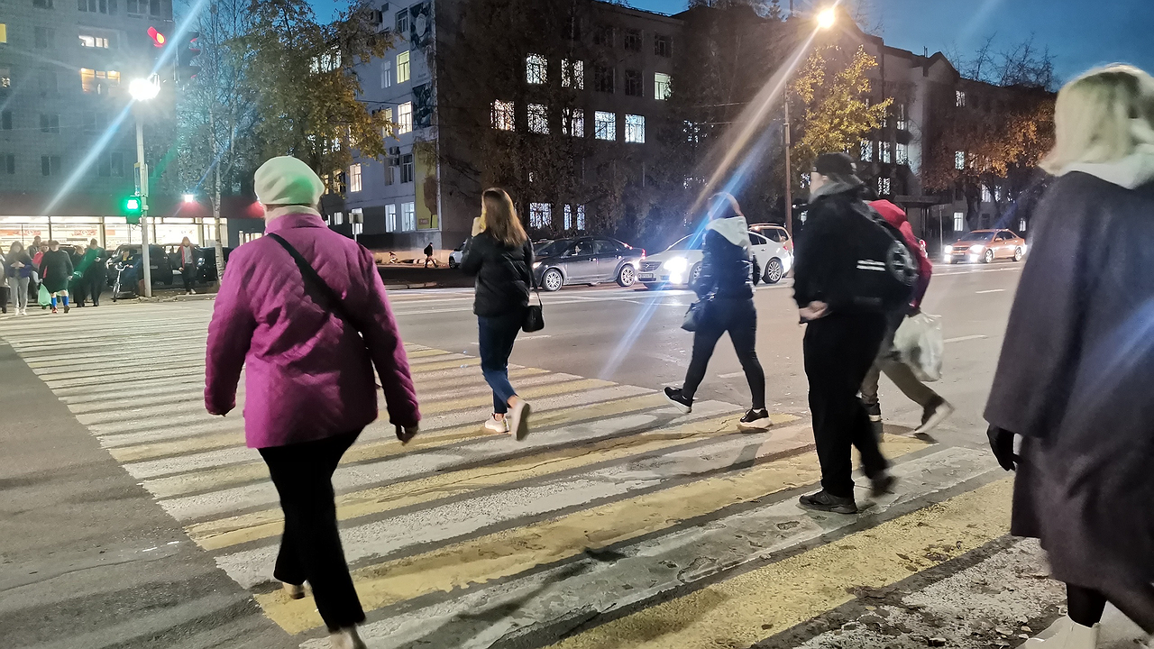 Главная картинка новости: Верховный Суд поставил точку: нужно ли ждать, пока пешеход полностью перейдёт дорогу, или можно давить на газ сразу