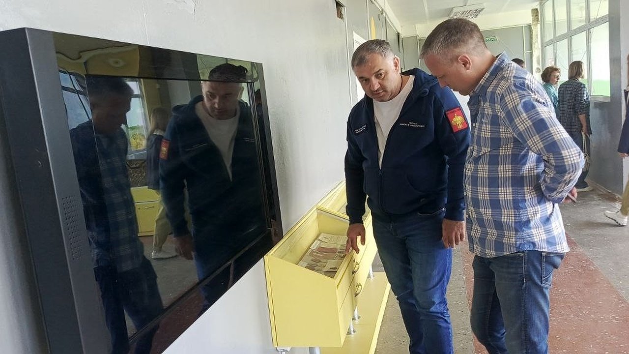 Главная картинка новости: Школа в Селе у Усинска преображается: глава города проверил ход масштабного обновления