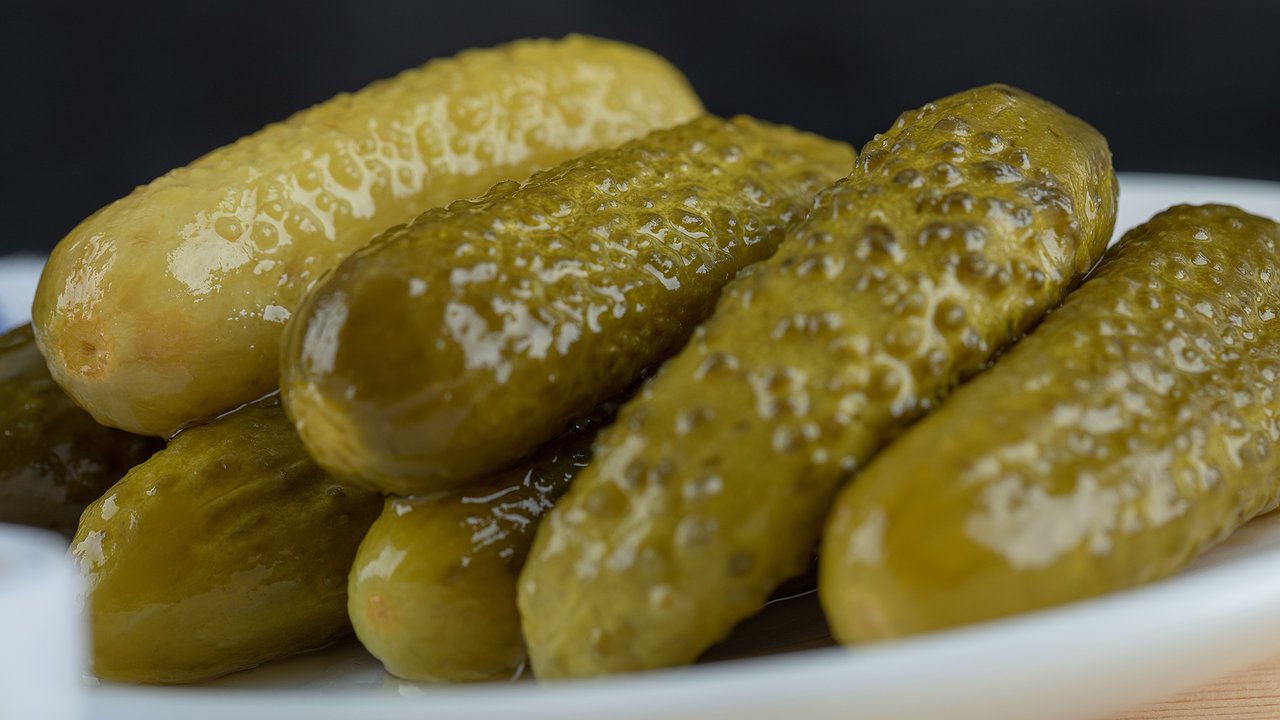 Главная картинка новости: Огурцы на зиму закрываю только так. Не остается даже рассола. Все, кто пробует, просят рассказать рецепт. Это лучшие хрустящие огурчики