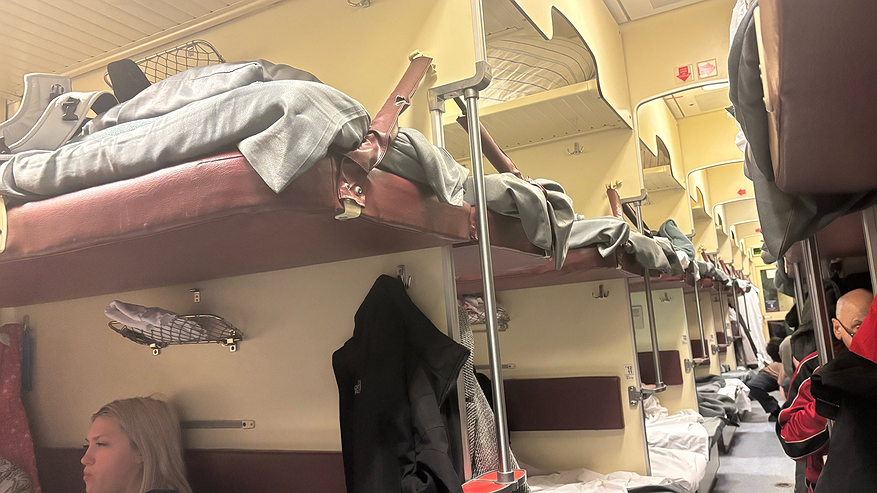 Главная картинка новости: Всегда работает: как я отвечаю, когда меня просят уступить нижнее место в поезде - маленькая хитрость ушлых пассажиров РЖД