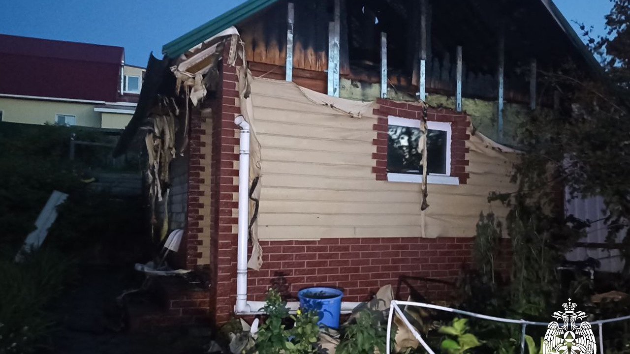 Главная картинка новости: В Коми пожар в бане тушили 10 огнеборцев