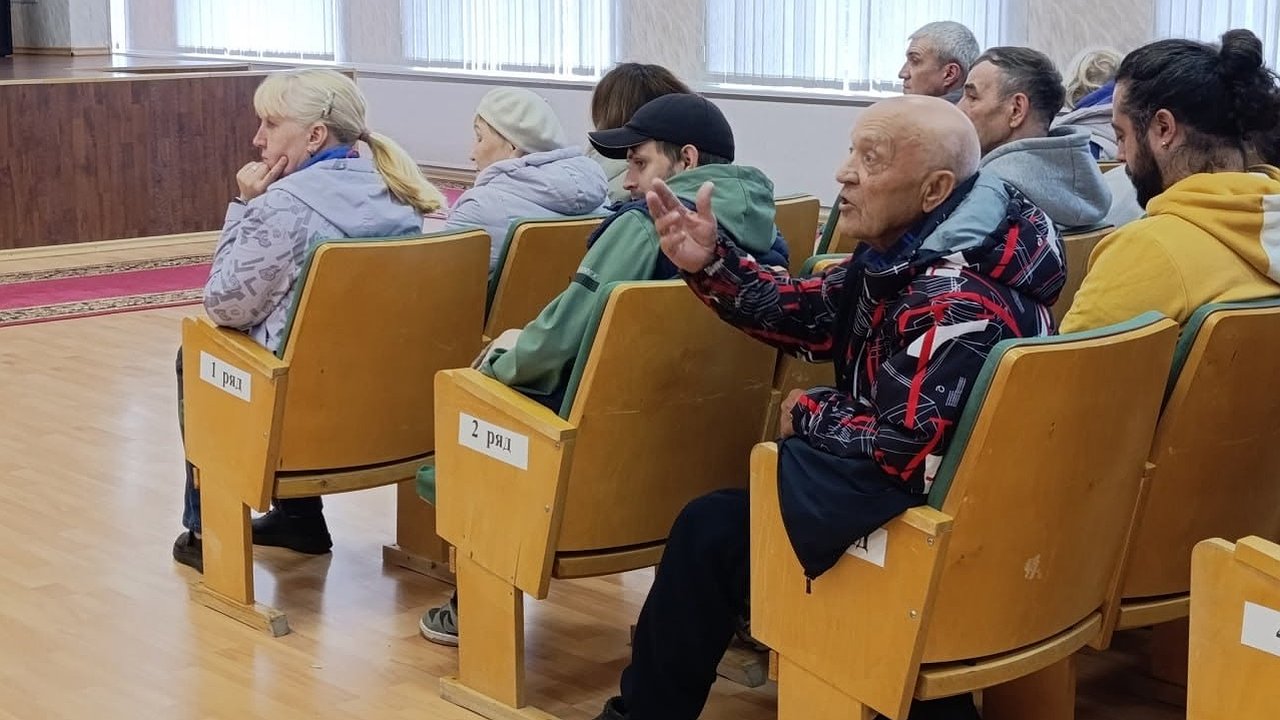 Главная картинка новости: В Усинске прошла встреча жителей с представителями тепловой компании