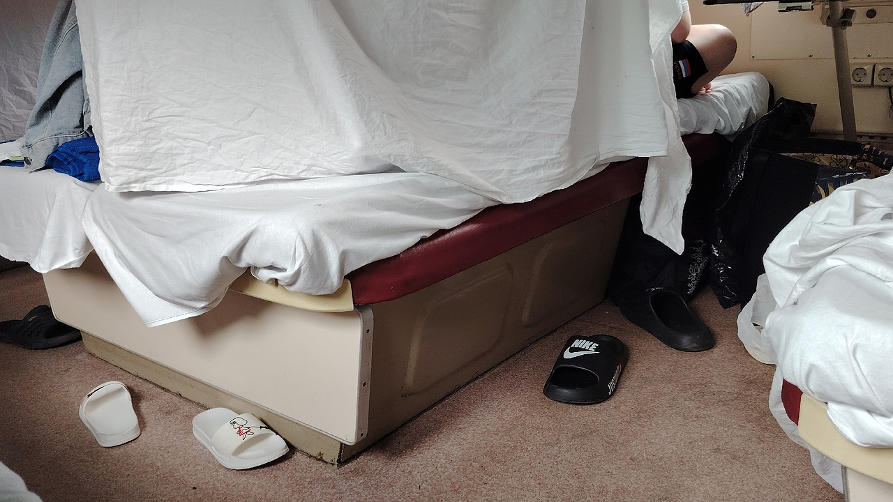 Главная картинка новости: Выкупают купе в плацкарте и вешают занавеску: новый лайфхак от пассажиров с большим опытом