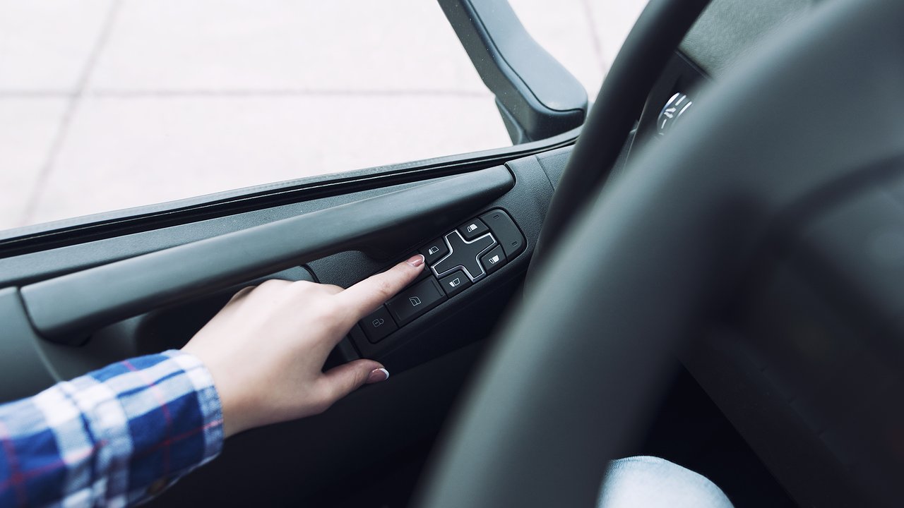 Главная картинка новости: Зачем водители с опытом стали зажимать 2 кнопки стеклоподъемника в своих авто