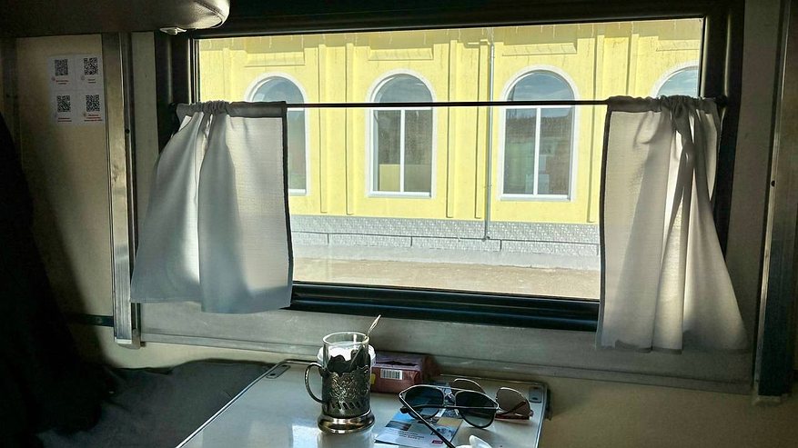 Главная картинка новости: Выкупают купе в плацкарте и вешают занавеску: лайфхак от пассажиров