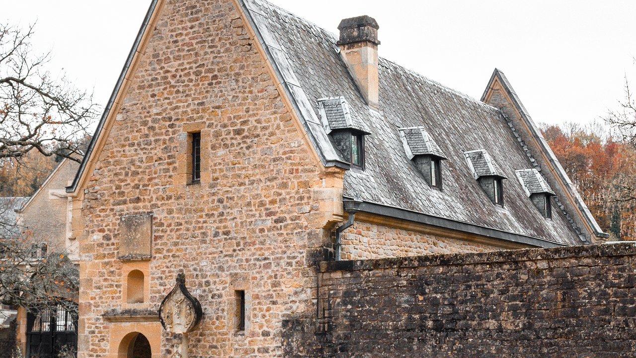 Главная картинка новости: Без слез не взглянешь: популярная достопримечательность превратилась в страшную помойку