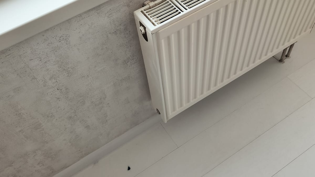 Главная картинка новости: Штраф 12 000 рублей за трубы в квартире — новая норма по ЖКХ работает прямо сейчас