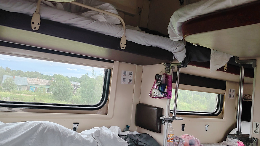 Главная картинка новости: «Уже началось! Пассажиры с нижних полок не пускают верхних попить чаю к столику!»