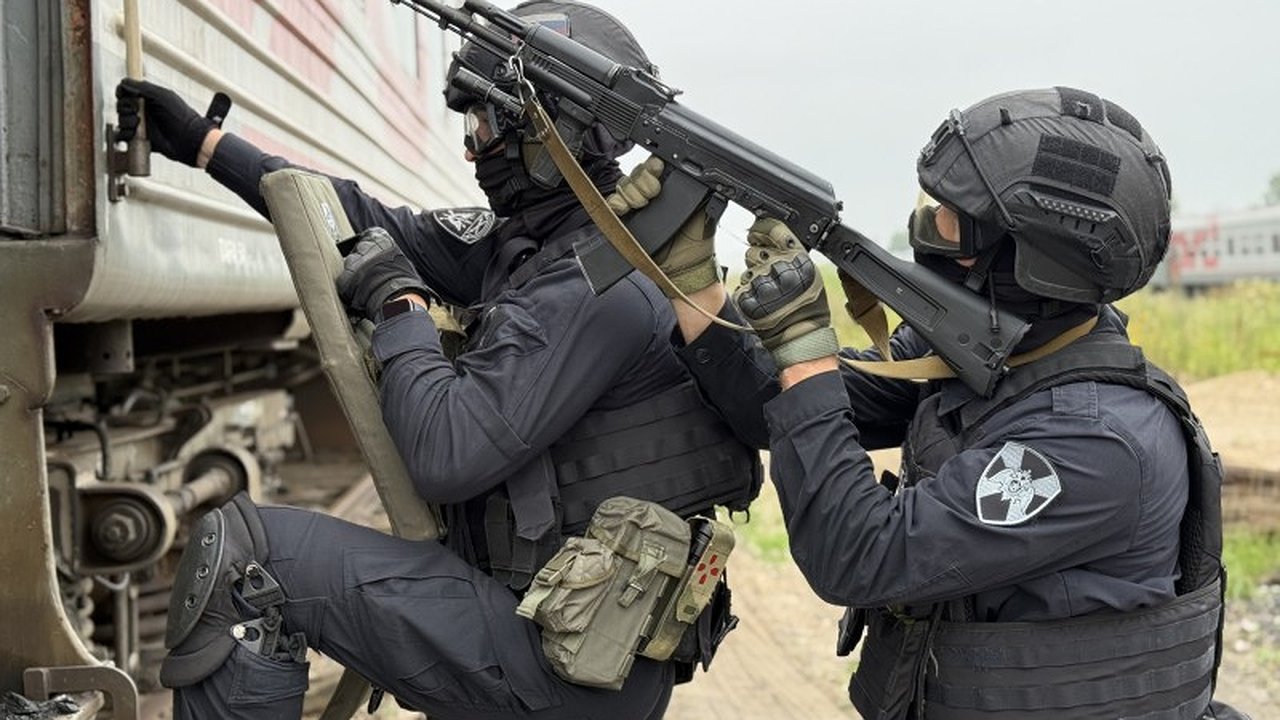 Главная картинка новости: Росгвардия Коми провела тренировку по освобождению заложников на станции