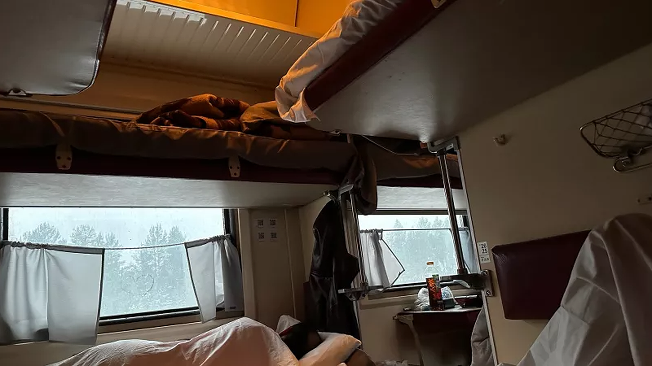 Главная картинка новости: В плацкарт вошла уважаемая пожилая дама. Пришлось уступить низ, и это было лучшее решение