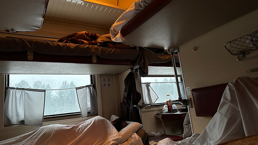 Главная картинка новости: Неугомонные попутчики, или Как я ехала на нижней боковой, а пассажир сверху изводил меня до белого каления