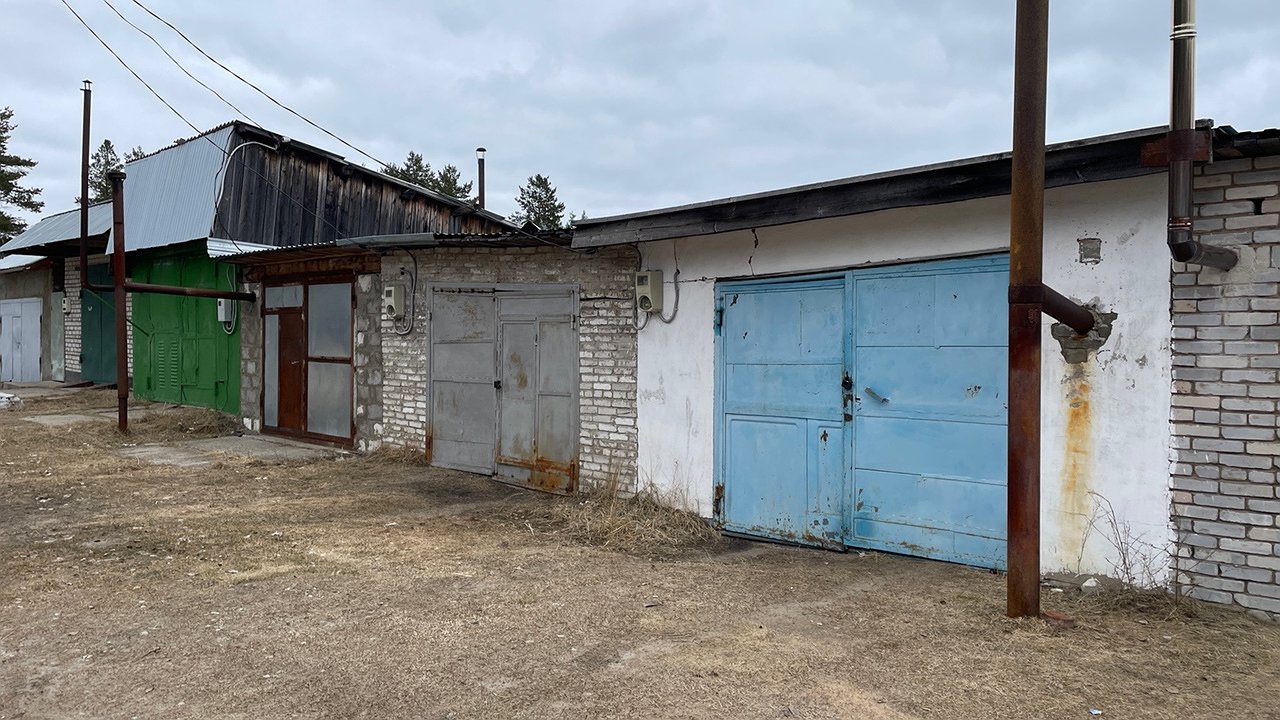 Главная картинка новости: В Коми подростки ремонтировали велосипед в чужом гараже и повредили автомобиль