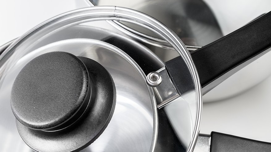 Главная картинка новости: 3 ложки на губку — и стеклянные крышки от кастрюль станут как новые: без липкого налета и жира