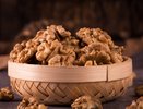 Теперь грецкие орехи больше не чищу - использую бутылку: легко как щелкать семечки - ядрышко целое, никаких крошек